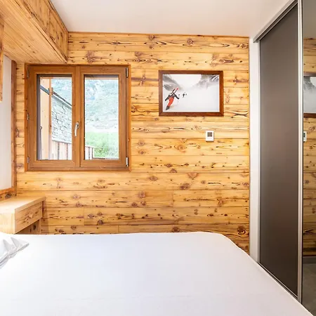 - Lanslevillard Apartman *