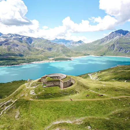 - Lanslevillard