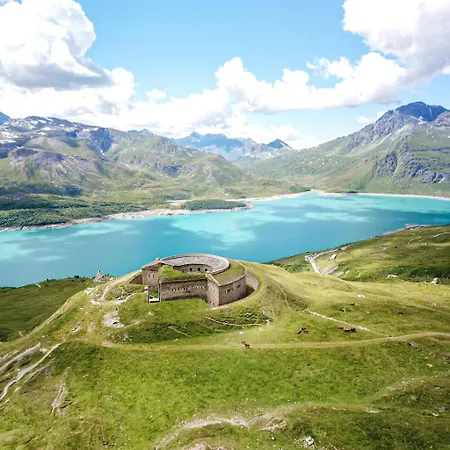 - Lanslevillard شقة *